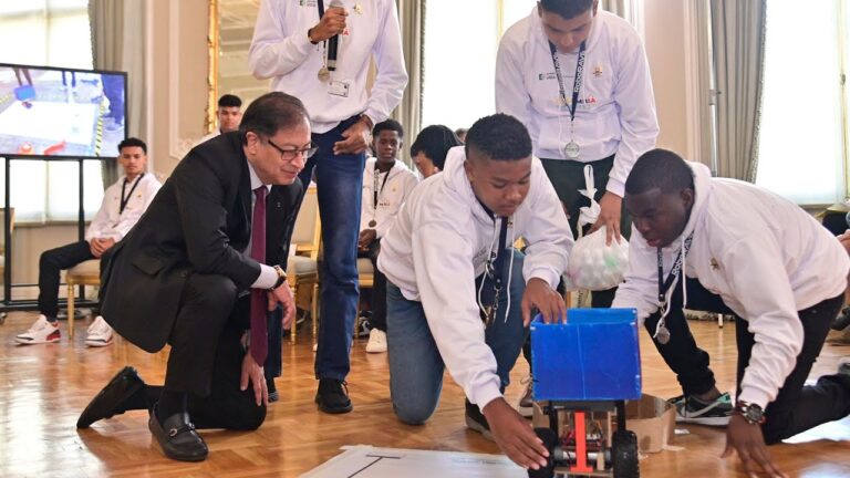 Campeones Mundiales de Robótica: Innovación y Éxito